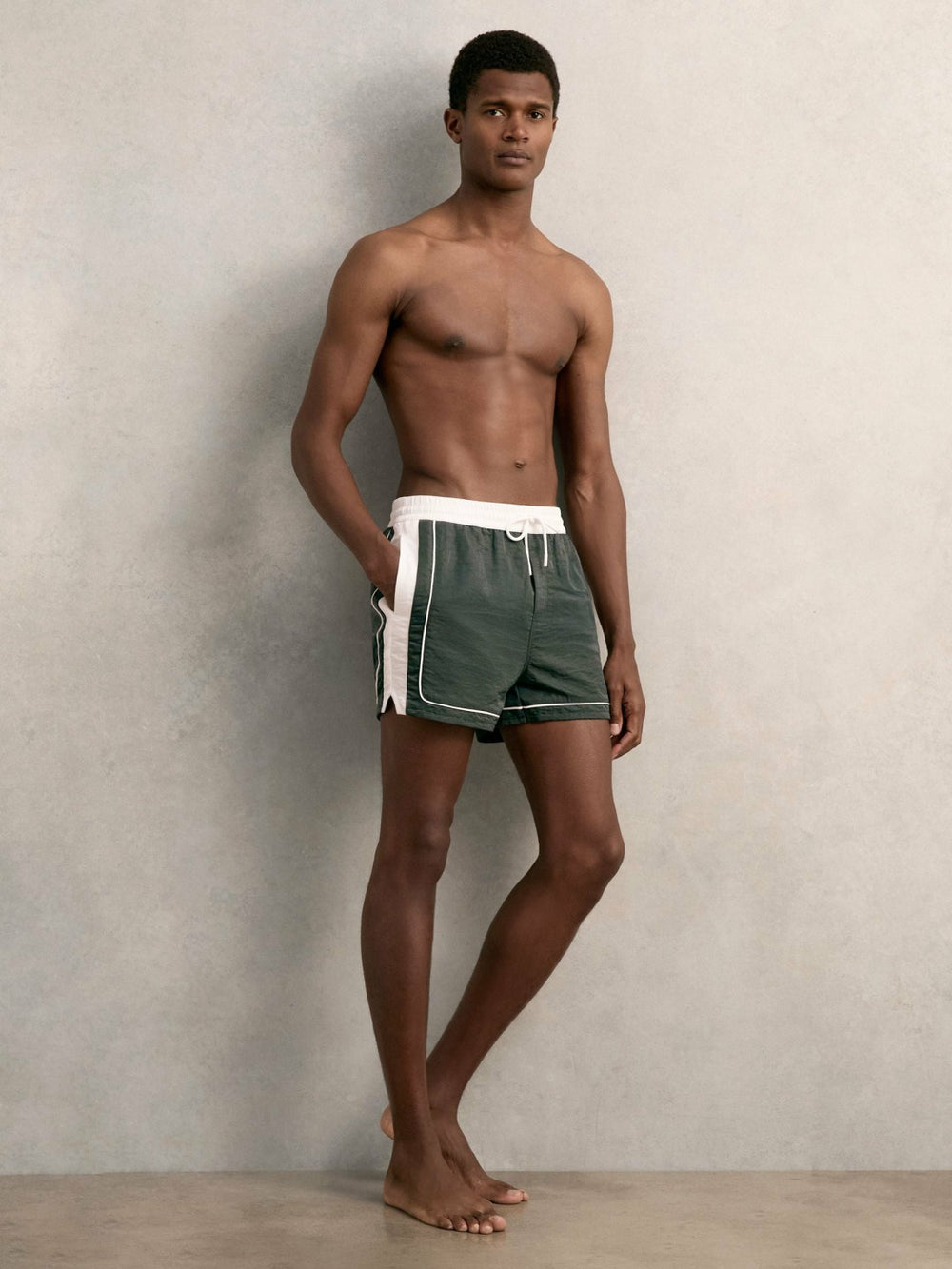 Colour-Block Piped-Trim Swim Shorts Dark Green/White | Mens