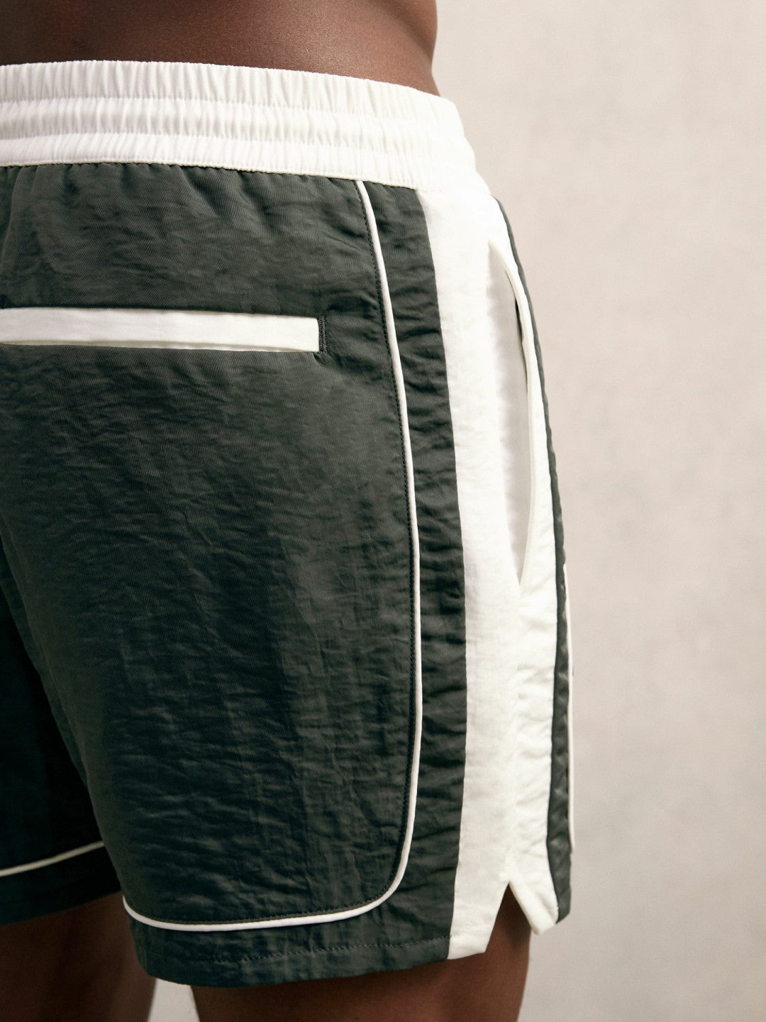 Colour-Block Piped-Trim Swim Shorts Dark Green/White | Mens