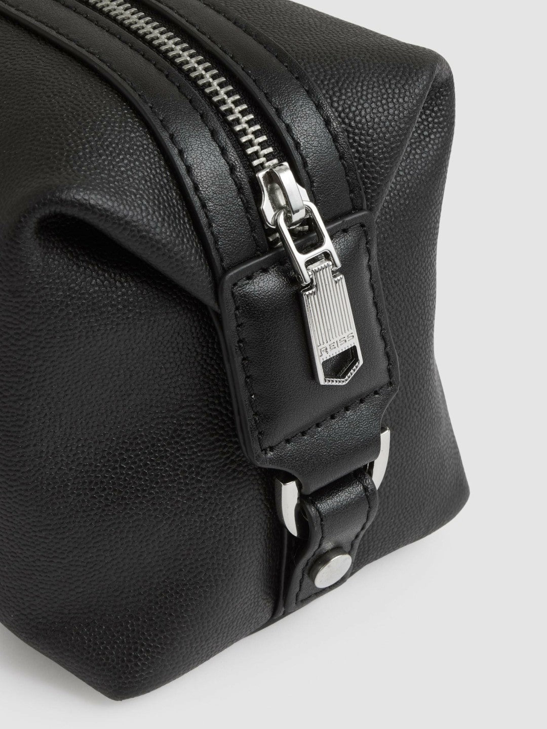 Micro-Grain Leather Washbag Black | Mens