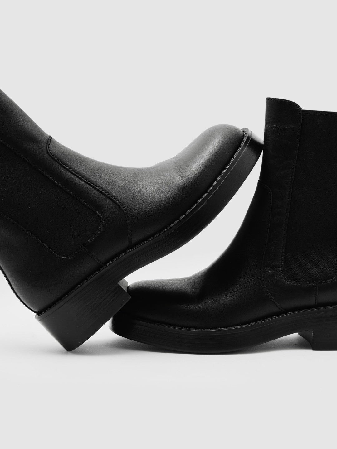 Leather Chelsea Boots Black | Womens